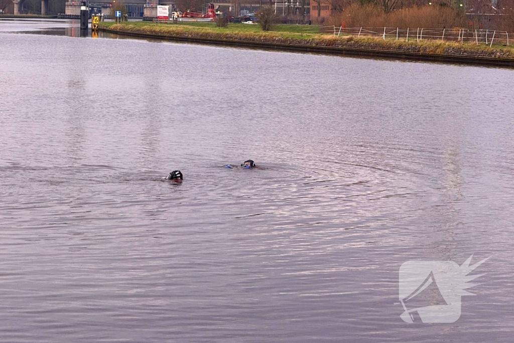 Auto te water met bestuurder in het raam