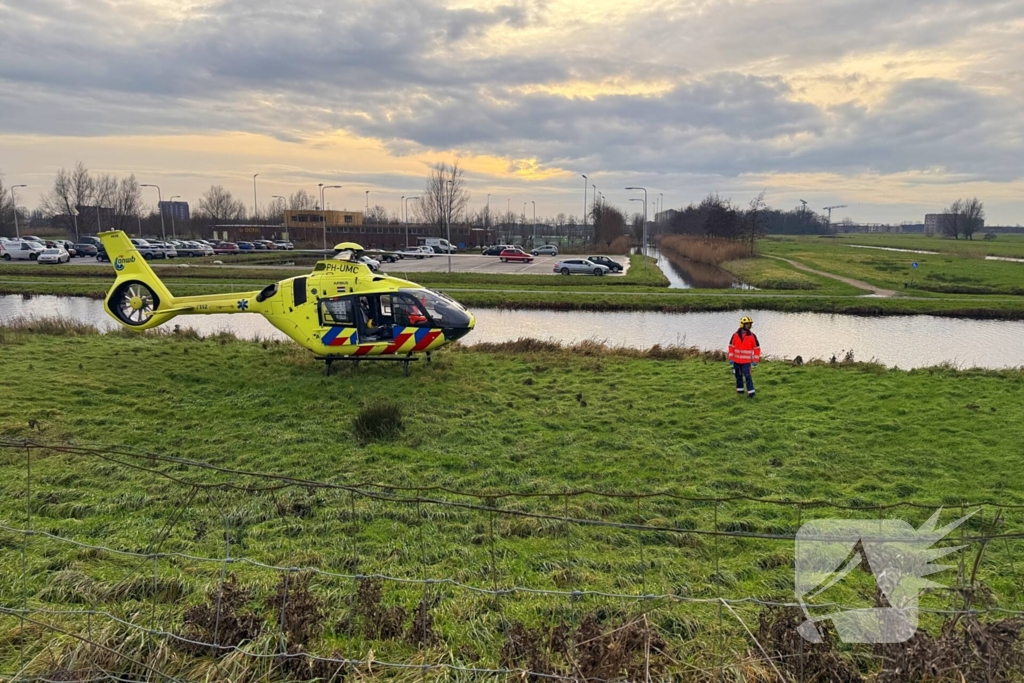 Auto te water met bestuurder in het raam