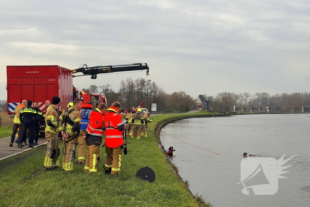 Auto te water met bestuurder in het raam