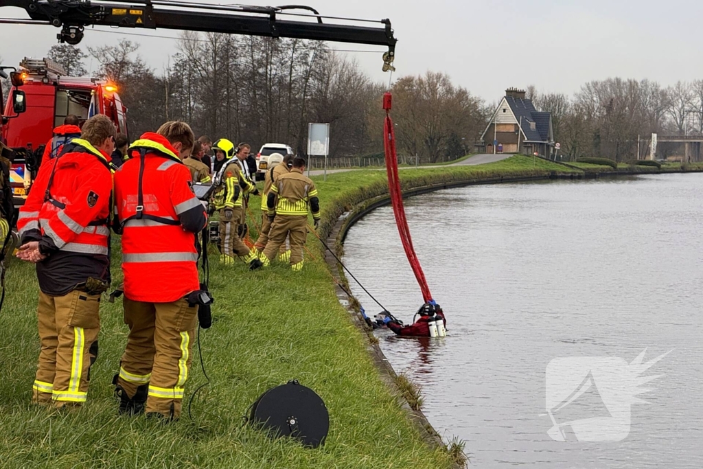 Auto te water met bestuurder in het raam