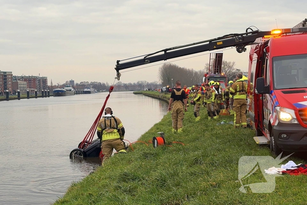 Auto te water met bestuurder in het raam