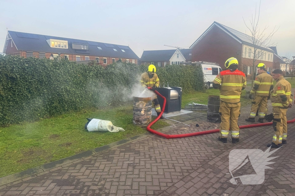 Brandweer dooft brand in vuurton