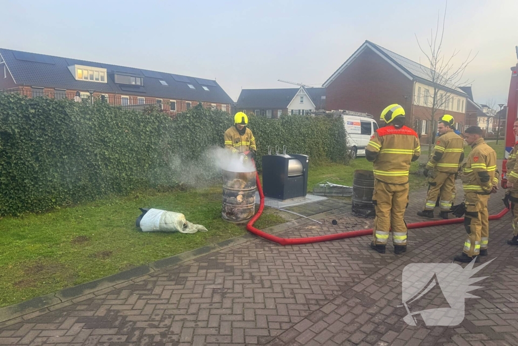 Brandweer dooft brand in vuurton