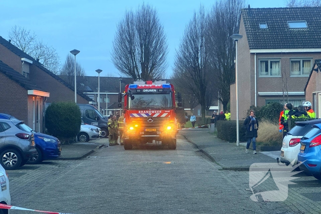 Straat afgezet bij brand in woning