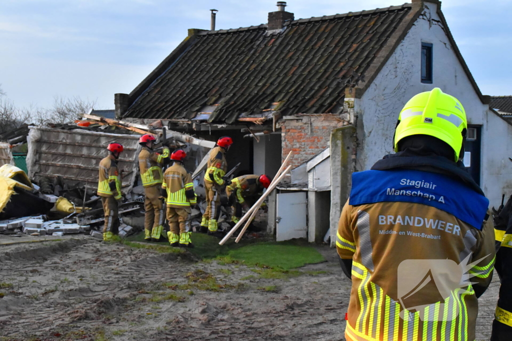 Tractor rijdt tegen woning en stort deels in