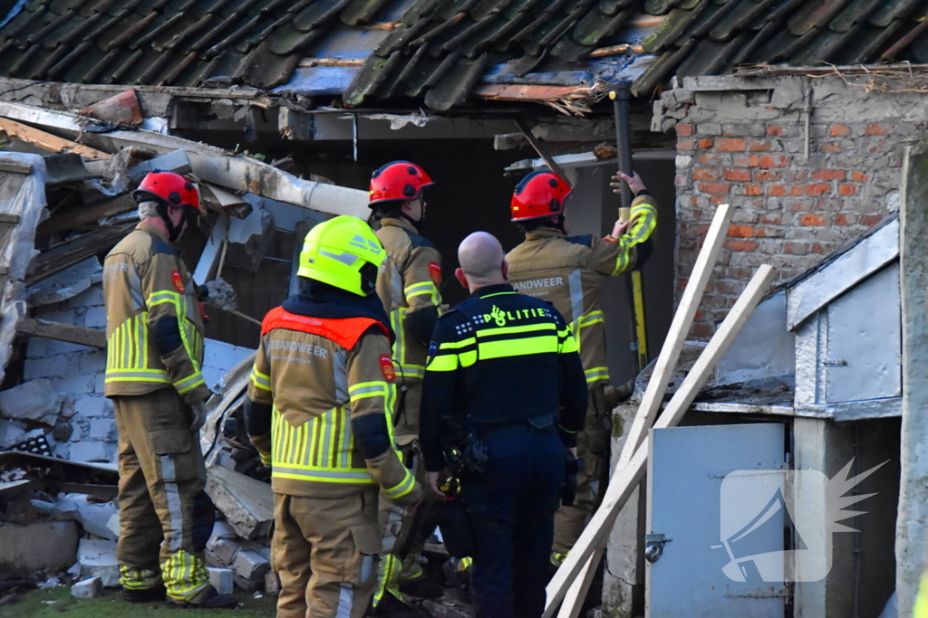 Tractor rijdt tegen woning en stort deels in