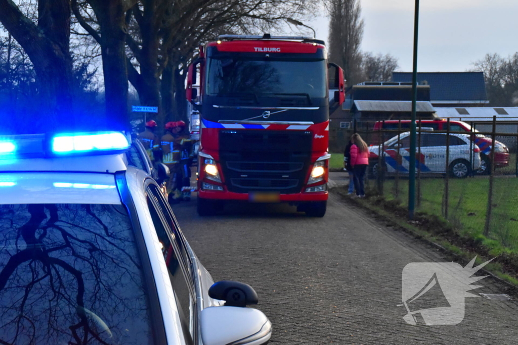 Tractor rijdt tegen woning en stort deels in