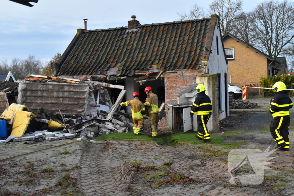 Tractor rijdt tegen woning en stort deels in