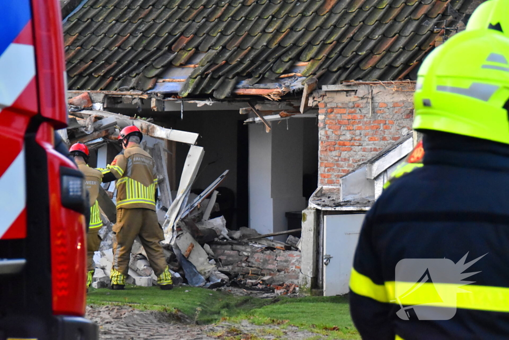 Tractor rijdt tegen woning en stort deels in