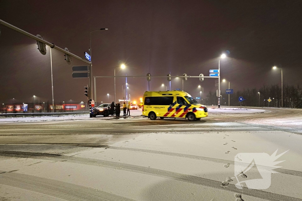 Automobilist klapt op verkeerspaal