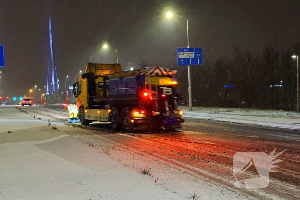 Automobilist klapt op verkeerspaal