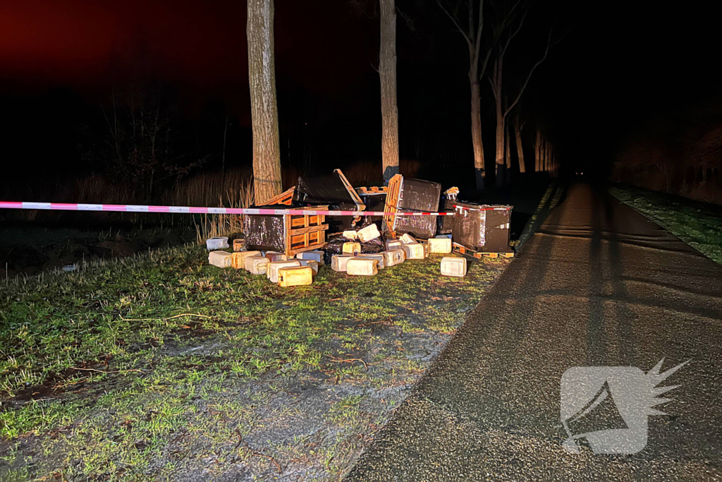 Brandweer verricht metingen bij gedumpte vaten