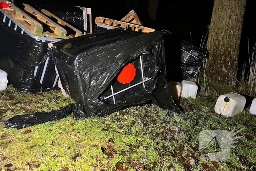 Brandweer verricht metingen bij gedumpte vaten