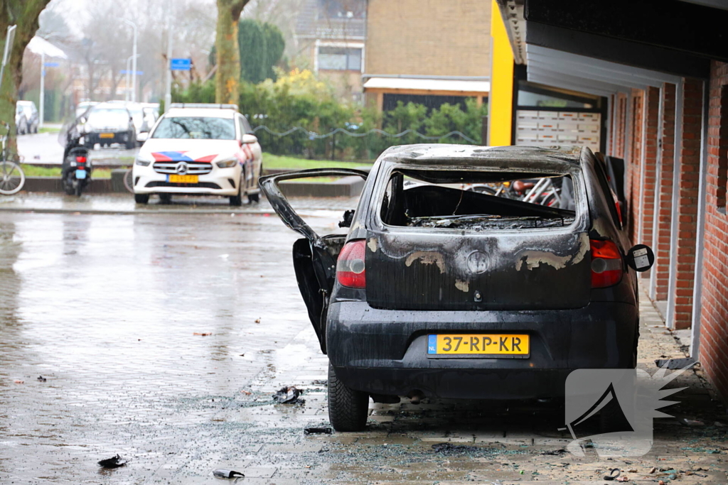 Autobrand onder balkon