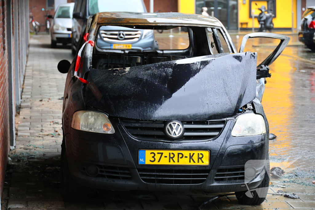 Autobrand onder balkon