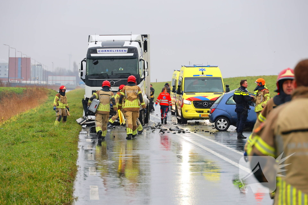 Dode bij frontale aanrijding tussen vrachtwagen en personenauto