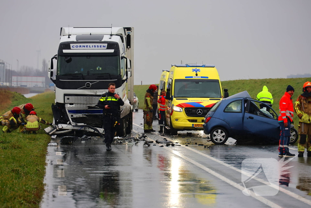 Dode bij frontale aanrijding tussen vrachtwagen en personenauto