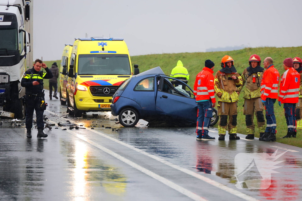 Dode bij frontale aanrijding tussen vrachtwagen en personenauto