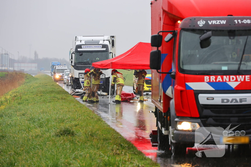 Dode bij frontale aanrijding tussen vrachtwagen en personenauto