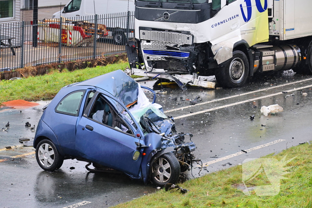 Dode bij frontale aanrijding tussen vrachtwagen en personenauto