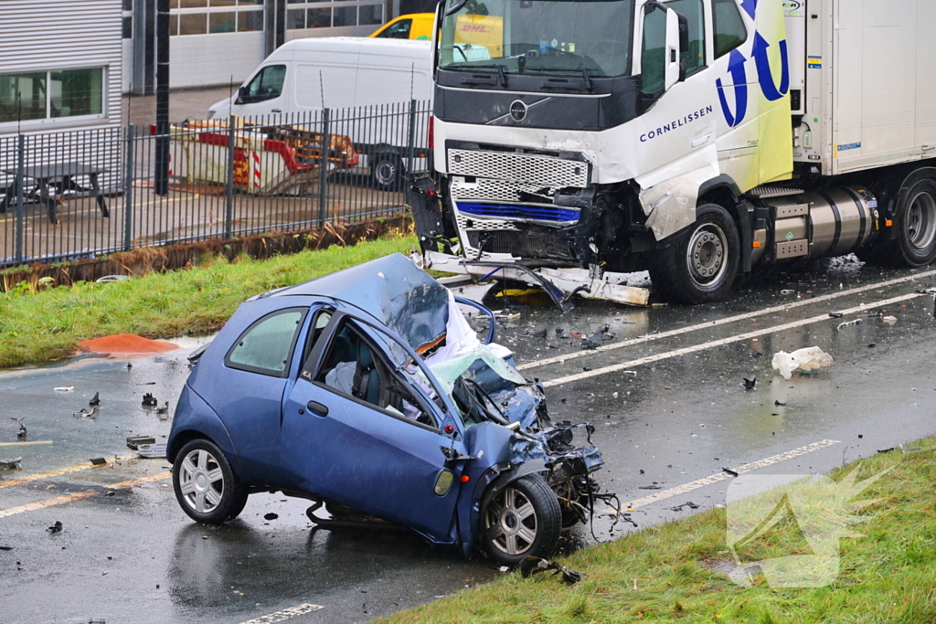 Dode bij frontale aanrijding tussen vrachtwagen en personenauto