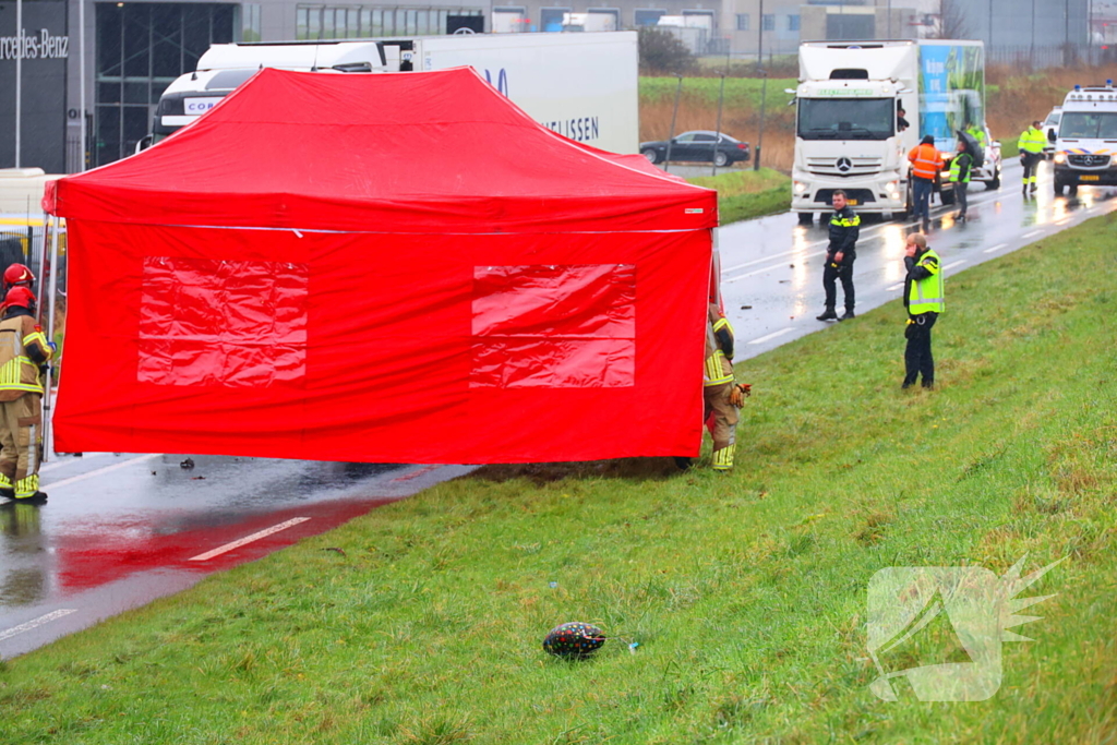 Dode bij frontale aanrijding tussen vrachtwagen en personenauto