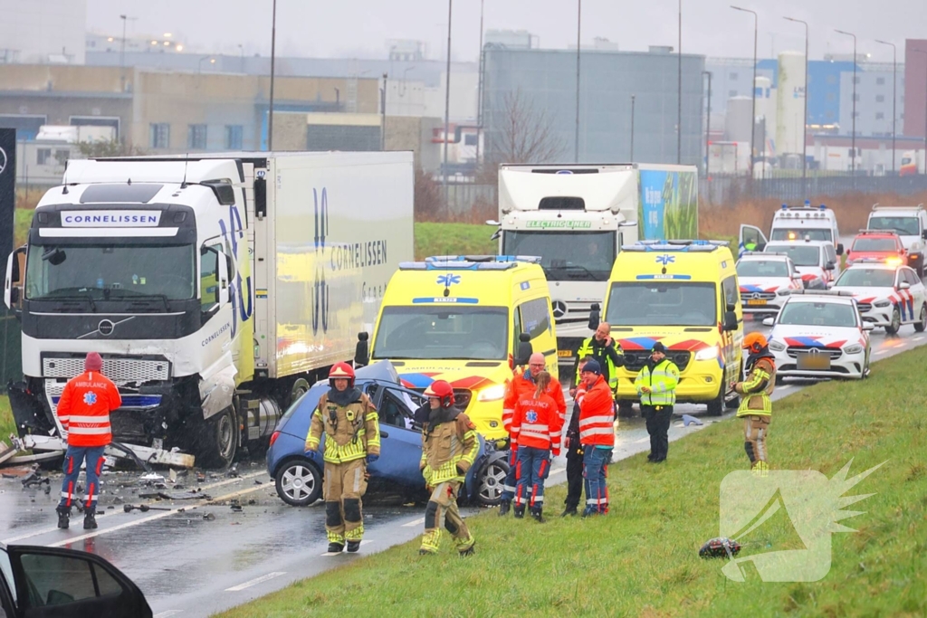 Dode bij frontale aanrijding tussen vrachtwagen en personenauto