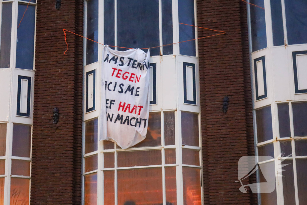 Pand gekraakt en spandoeken op gevel geplaatst