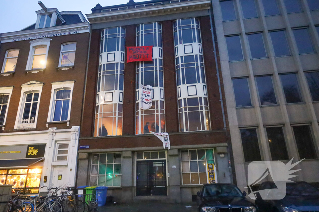 Pand gekraakt en spandoeken op gevel geplaatst