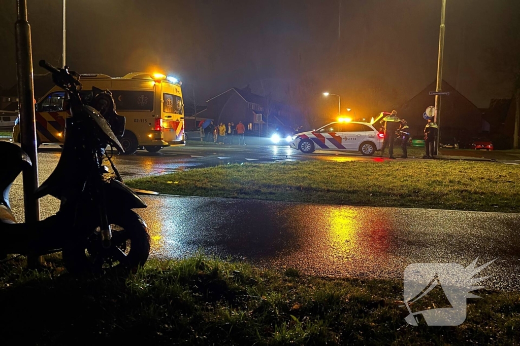 Scooterrijder en automobilist botsen met elkaar