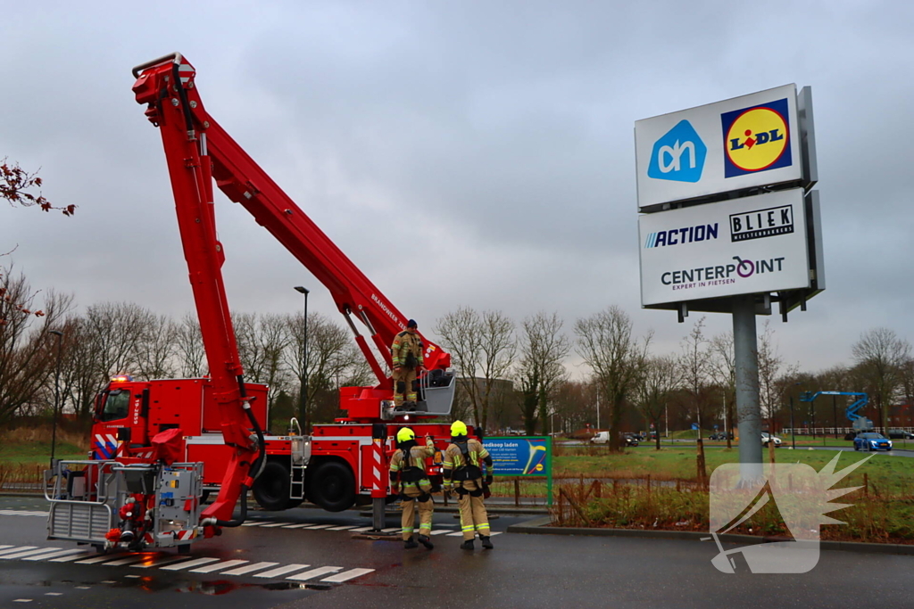 Storm veroorzaakt schade aan reclamezuil