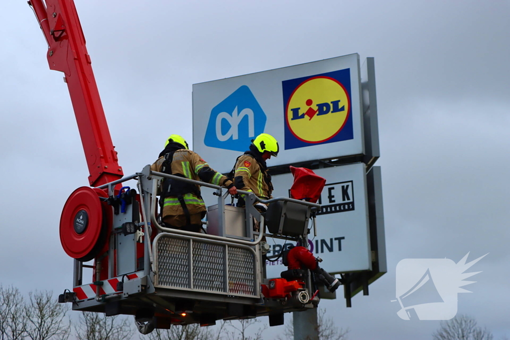 Storm veroorzaakt schade aan reclamezuil