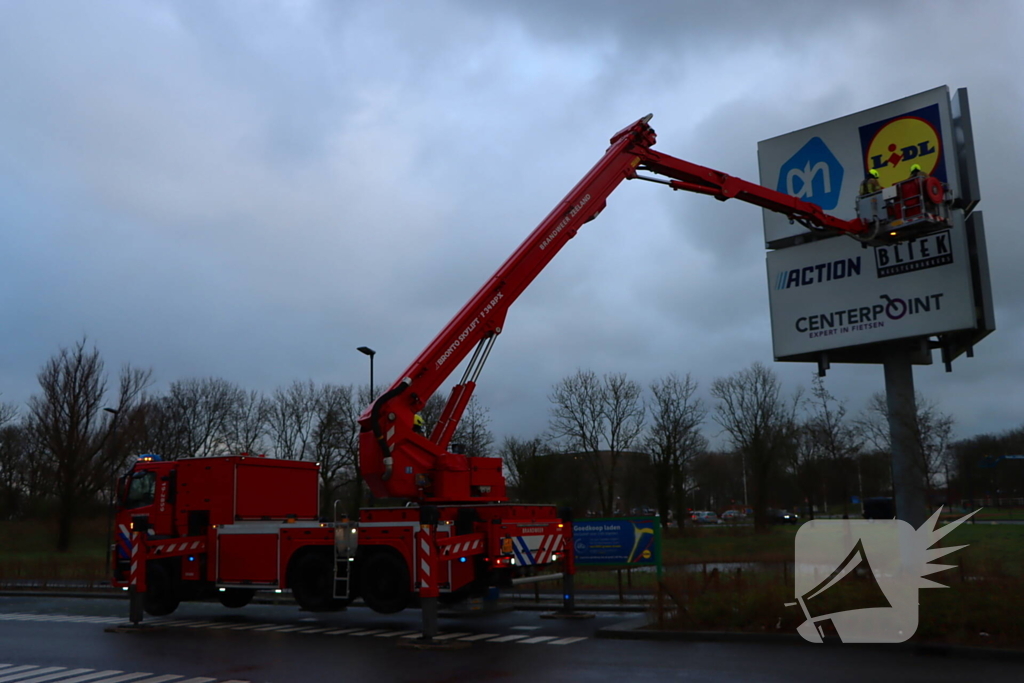 Storm veroorzaakt schade aan reclamezuil