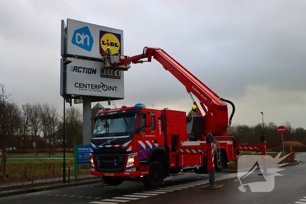 Storm veroorzaakt schade aan reclamezuil