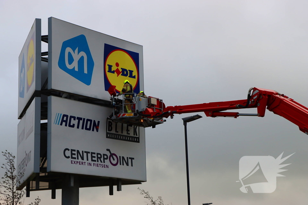 Storm veroorzaakt schade aan reclamezuil