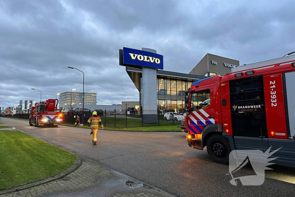 Stormschade zorgt voor loshangend bord