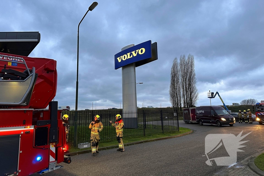 Stormschade zorgt voor loshangend bord