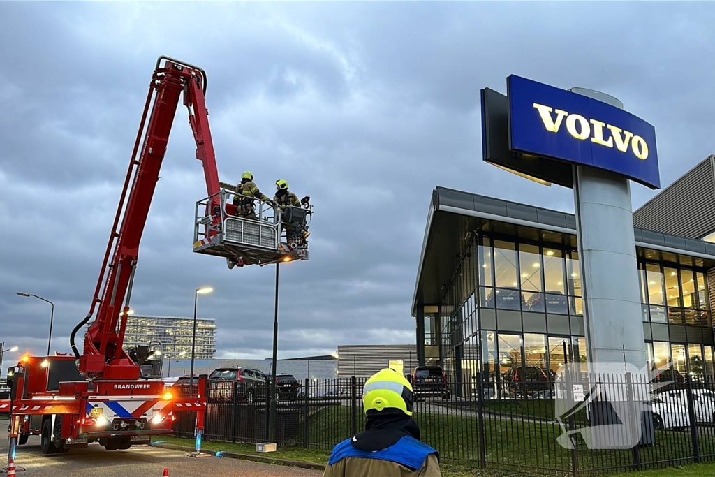 Stormschade zorgt voor loshangend bord