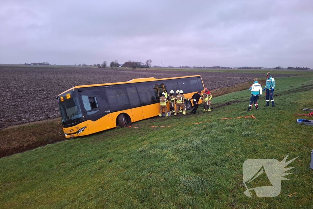 Lijnbus raakt van de weg