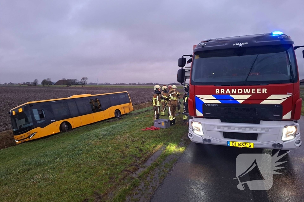 Lijnbus raakt van de weg