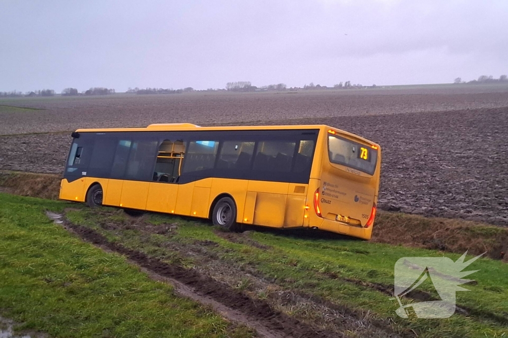 Lijnbus raakt van de weg