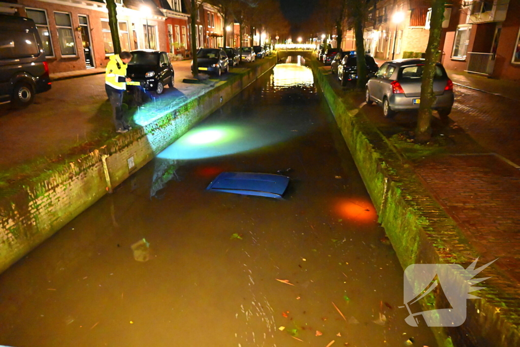 Auto belandt in een gracht