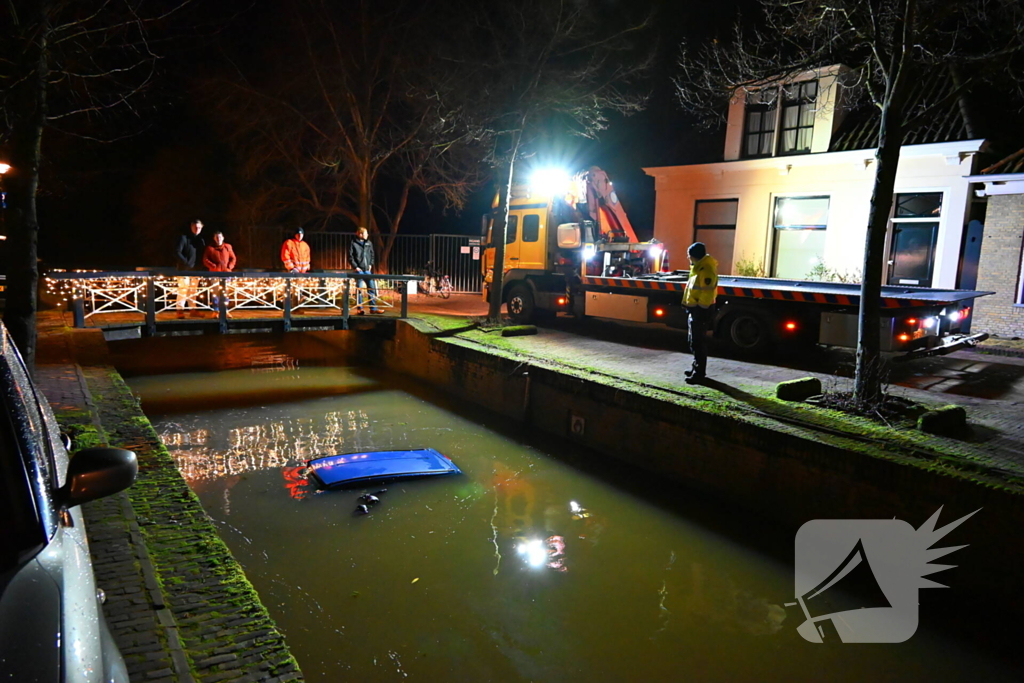 Auto belandt in een gracht