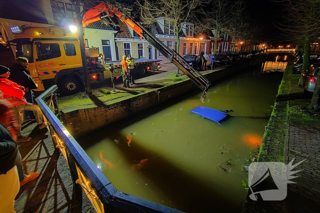 Auto belandt in een gracht