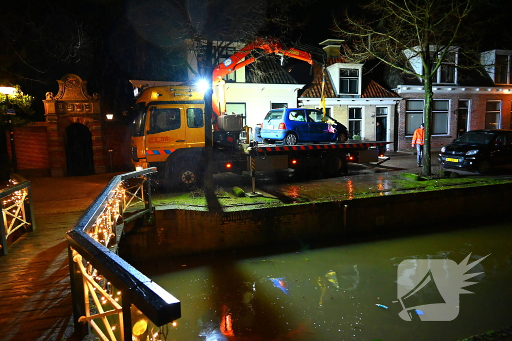 Auto belandt in een gracht