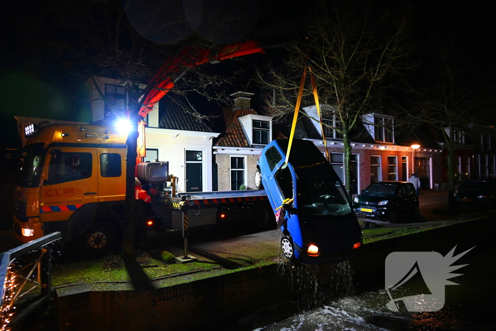 Auto belandt in een gracht