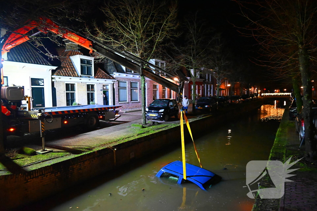 Auto belandt in een gracht