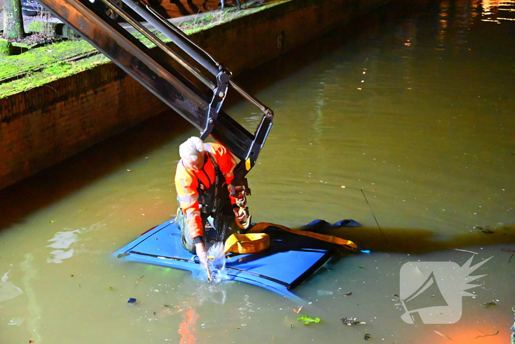 Auto belandt in een gracht