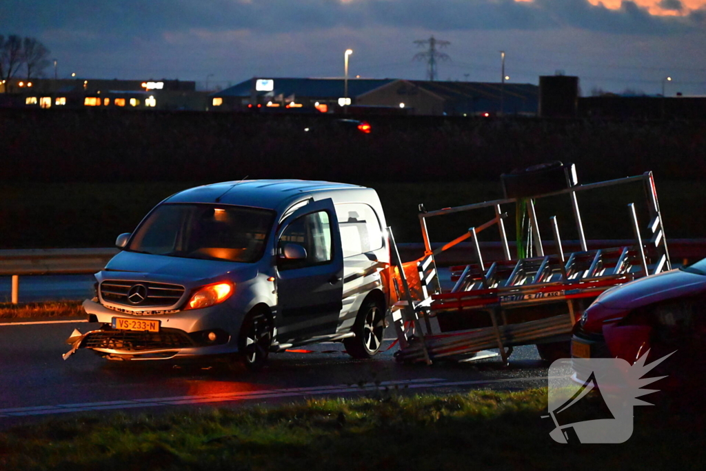 Bestelbus en auto betrokken bij botsing