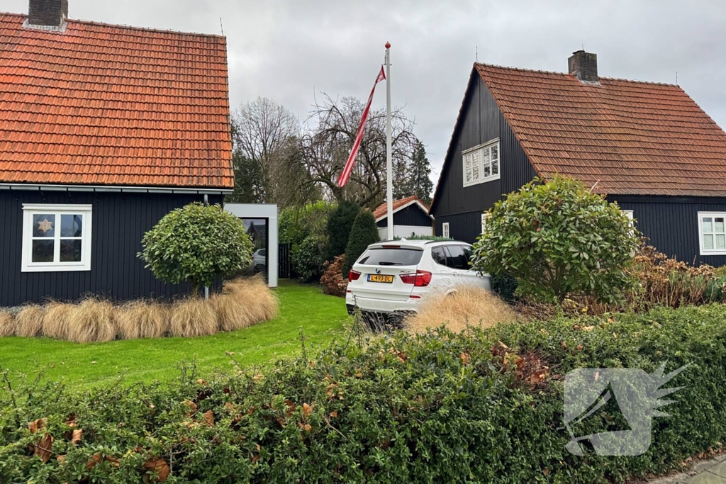 Automobiliste raakt van de weg en rijdt tuin in